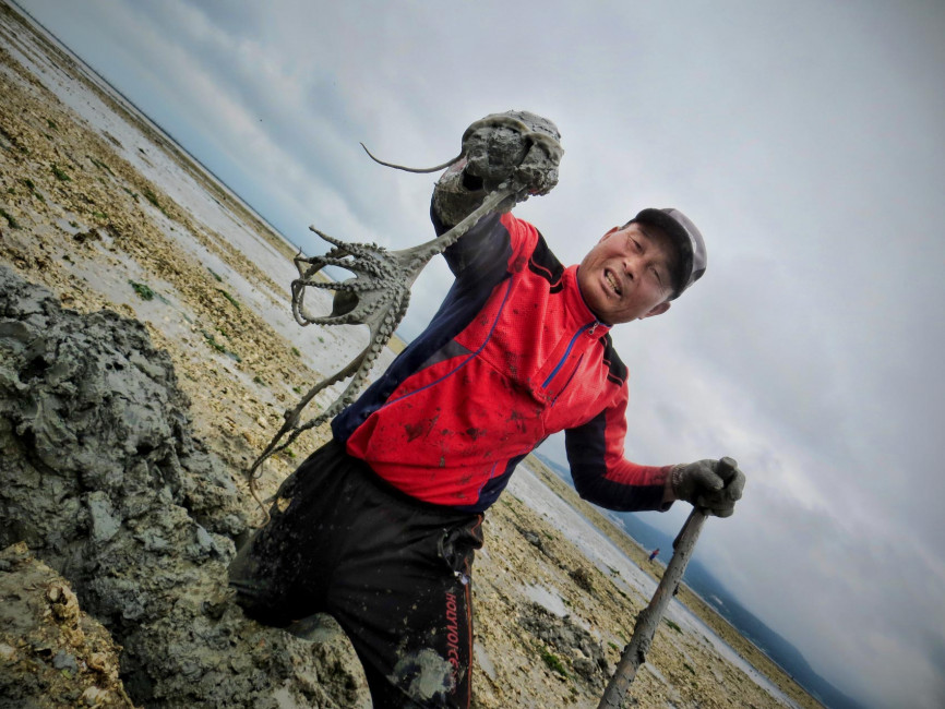 Nakji-Octopus-Fisherman-Aphae_Sinan_Provence-South_Korea-Greg_Goodman-AdventuresofaGoodMan-1