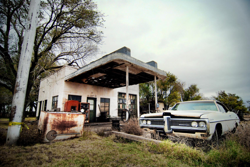 An abandoned gas station in Glenrio, TX, on Route 66