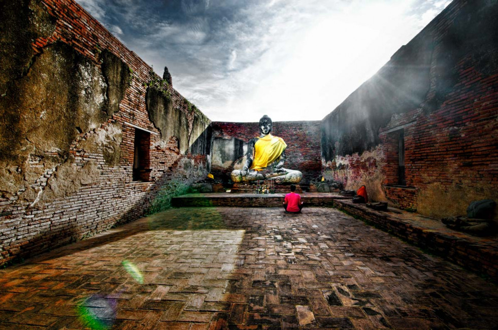 Carrie_meditating-Wat_Worachettharam-Ayutthaya_Thailand-Greg_Goodman-AdventuresofaGoodMan-1