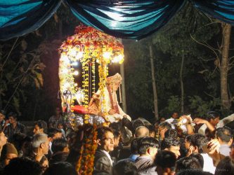 Kamal enters his wedding in a chariot