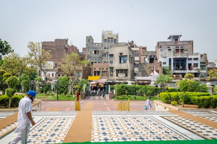 The city of Amritsar borders on all four sides of the Golden Temple