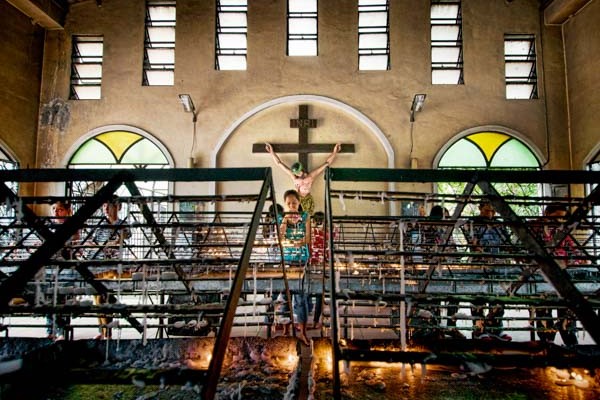 A devotee at the National Shrine of Our Mother of Perpetual Help. Aka, the Redemptorist Church or the Baclaran Church in Manila