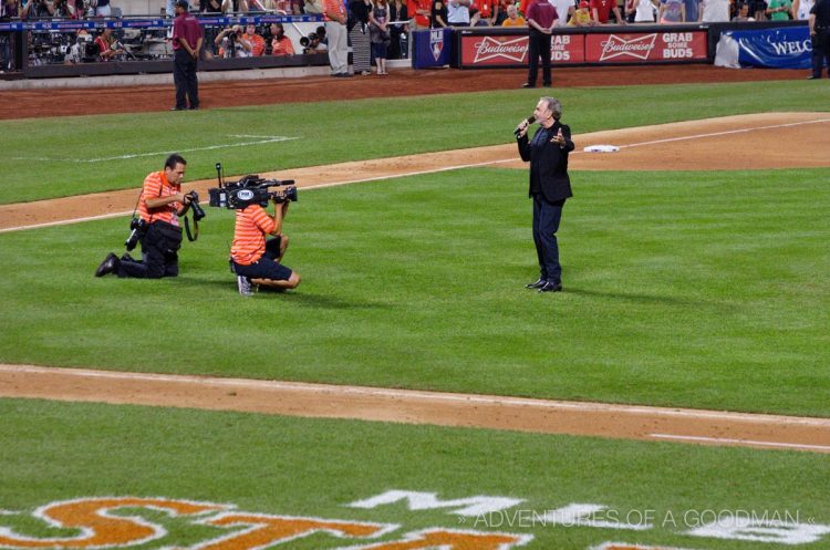 Neil Diamond sings Sweet Caroline in the 8th inning