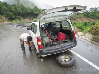 Changing a flat tire somewhere between San Ignacio and La Balsa in Peru
