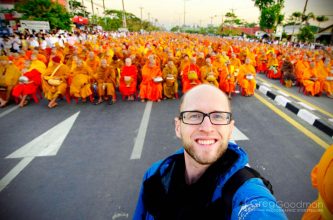 Me in front of 12,999 monks