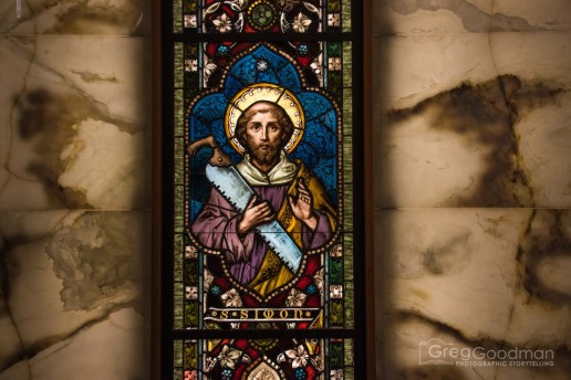 The only stained glass is in the mausoleum – and features artificial lighting