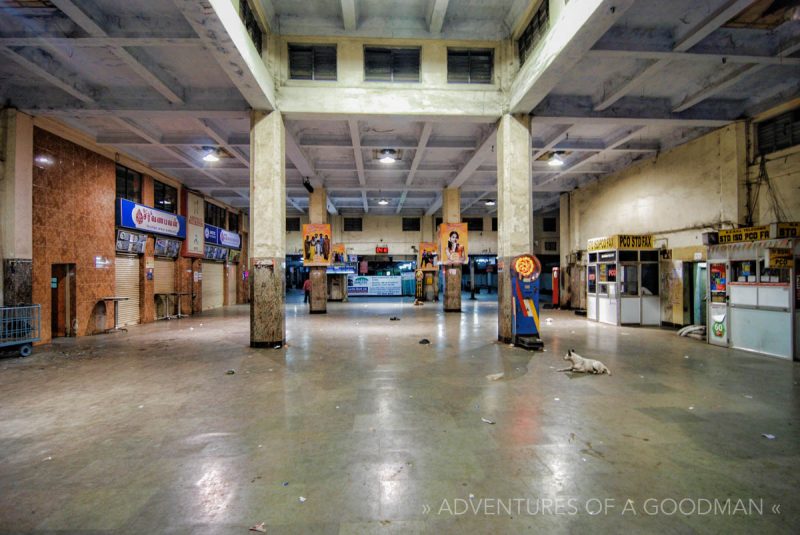 4:12am is about the only time you'll find an empty Indian train station.