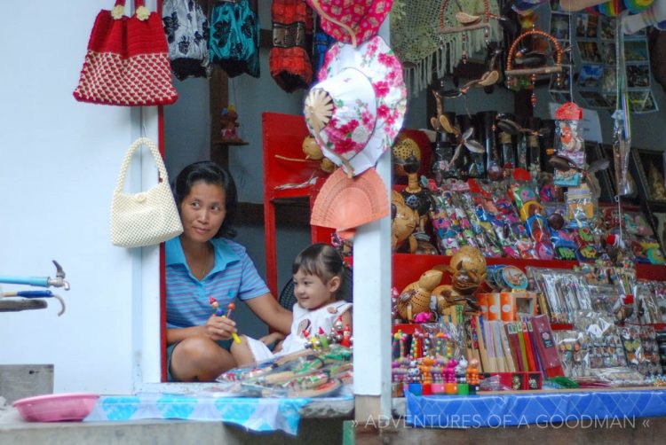 A saleswoman and her daughter at the Damnoen Saduak Floating Market in Thailand