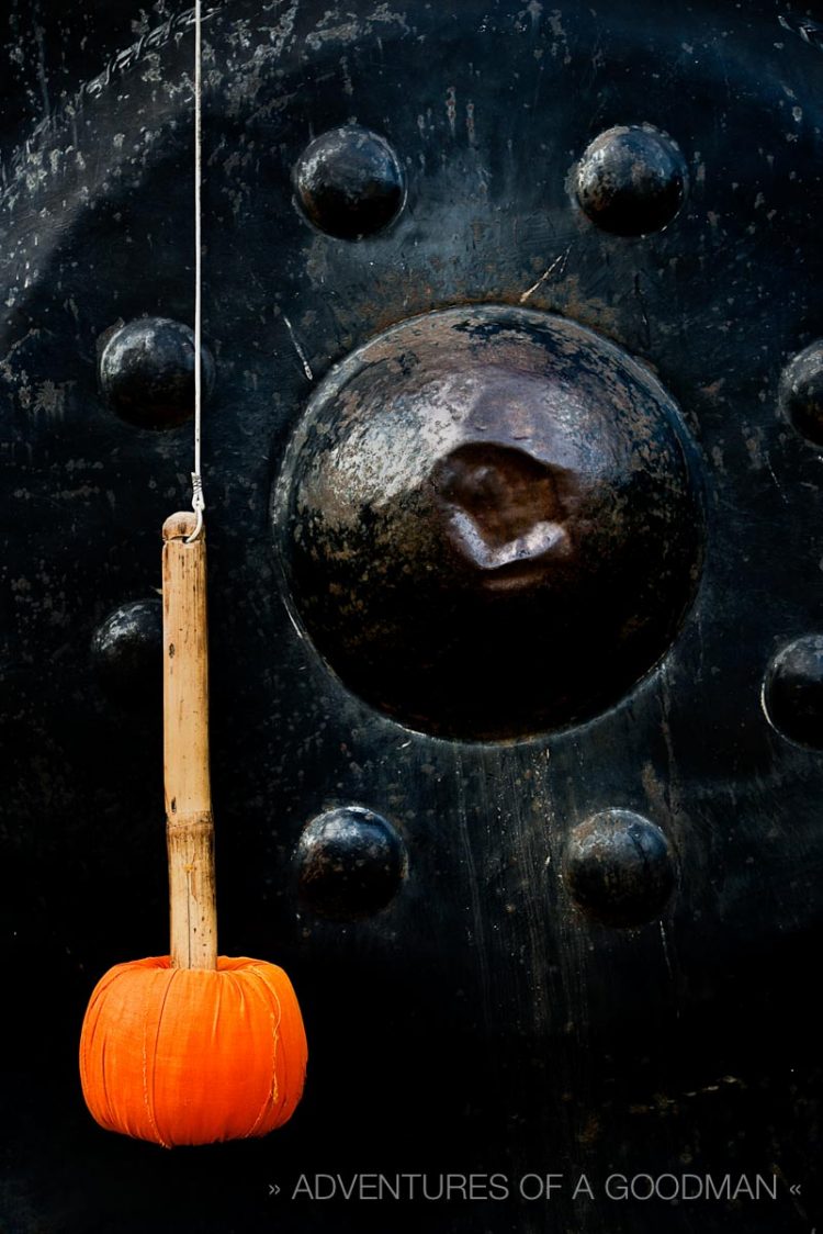 A prayer gong at Wat Chedilem in Wiang Kum Kam