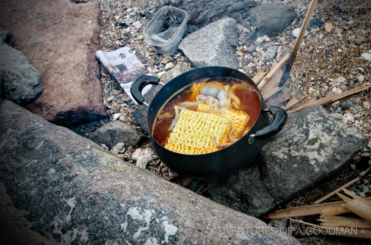 Using bamboo, newspaper and plastic bottles to cook an octopus and ramen snack