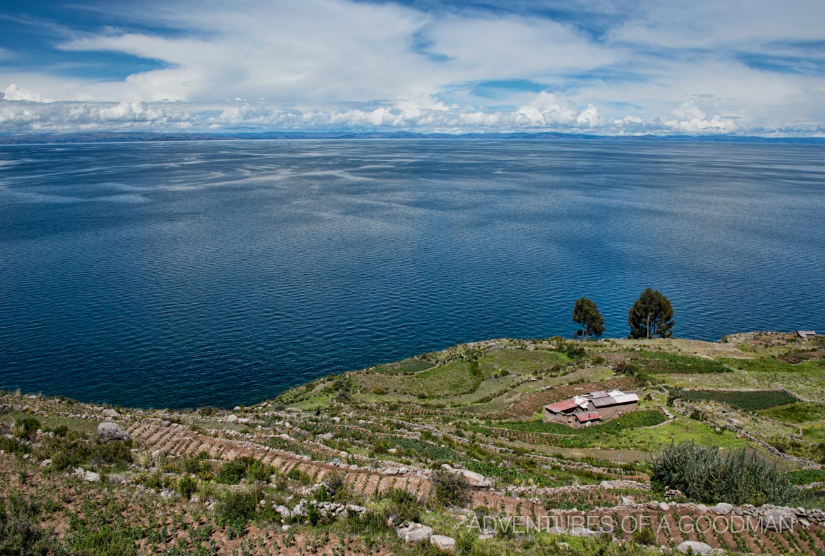 Высочайшее судоходное озеро. Озеро Титикака Перу. Самое высокогорное озеро Южной Америки Титикака. Берег озера Титикака. ) Самое высокогорное судоходное озеро - Титикака.