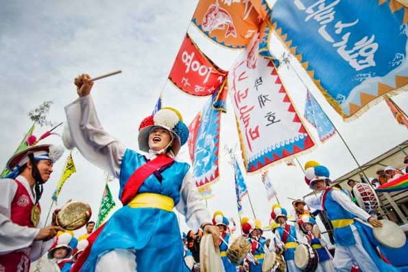 Local dancers perform a Pungmul during the Seohaean Baeyeonsingut gut