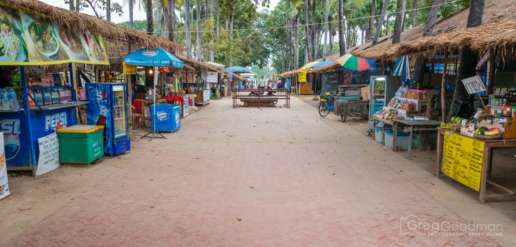 Food and souvenir stalls like the streets of Old Sukhothai