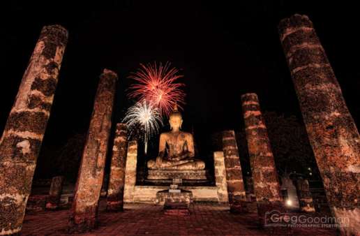 Fireworks over Wat Mahathat to celebrate King Bhumibol Adulyadej's 86th birthday
