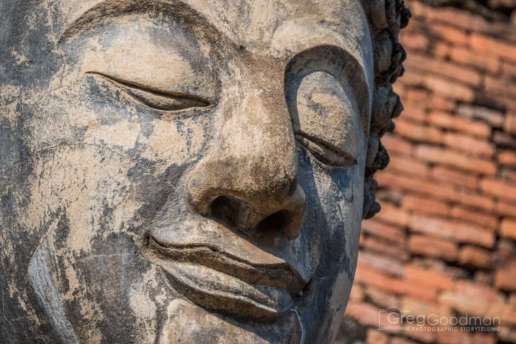 A smiling Buddha statue in Wat Mahathat