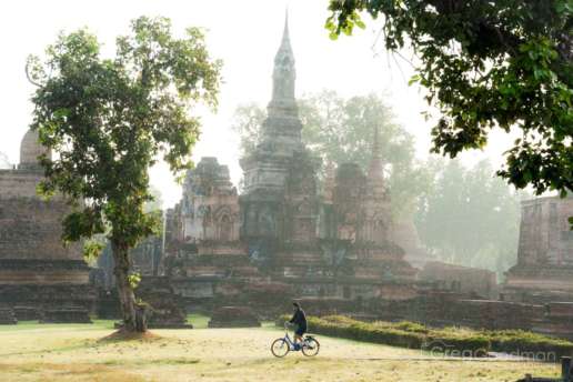 Riding a bicycle is the best way to see Wat Mahathat and Sukhothai